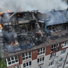 „Curge întruna pe pereți, în baie și bucătărie”. După incendiu, locatarii blocului din Durlești se luptă acum cu ploile