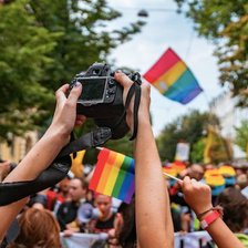 În Ucraina va fi examinat un proiect de lege care ar permite persoanelor LGBT+ să-și oficializeze relația. Ce spune legislația R. Moldova