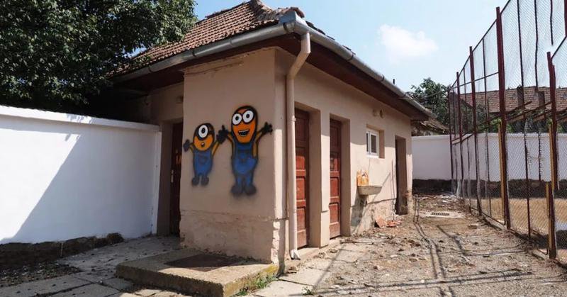 Vremea latrinelor ia sfârșit. Elevii din 178 de școli din țară vor avea blocuri sanitare renovate  