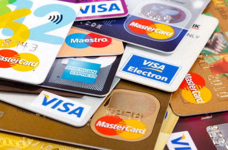 Moldovenii folosesc tot mai des cardul bancar. În primul trimestru al anului plățile au ajuns la 53 de miliarde de lei 