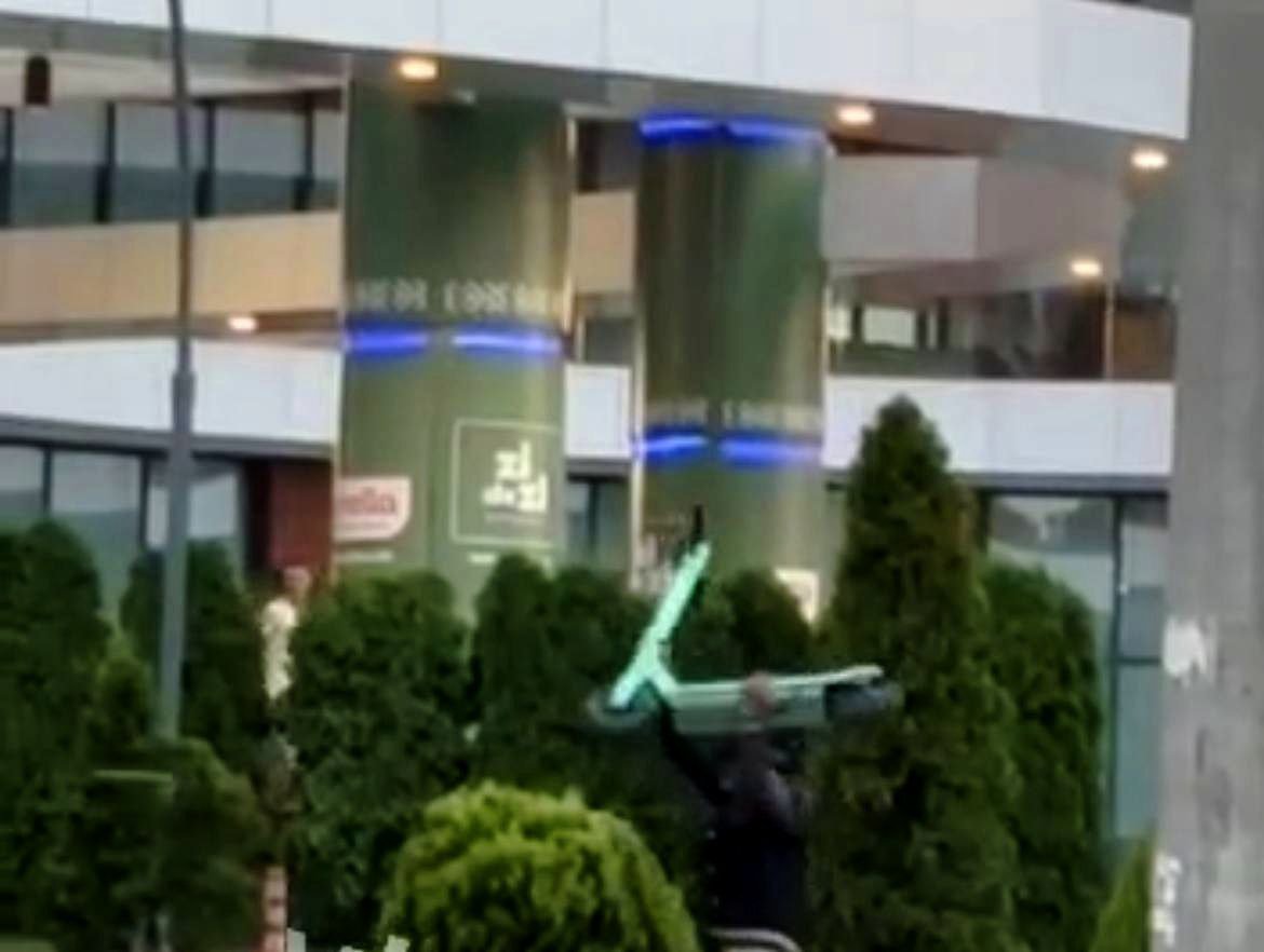 Un bărbat, surprins aruncând trotinete electrice pe carosabil în Chișinău (VIDEO)