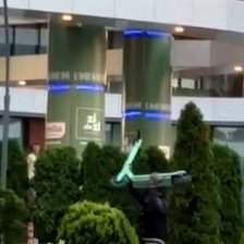 Un bărbat, surprins aruncând trotinete electrice pe carosabil în Chișinău (VIDEO)