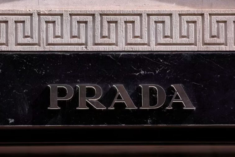 Prada cumpără Versace cu 1,3 miliarde de dolari
