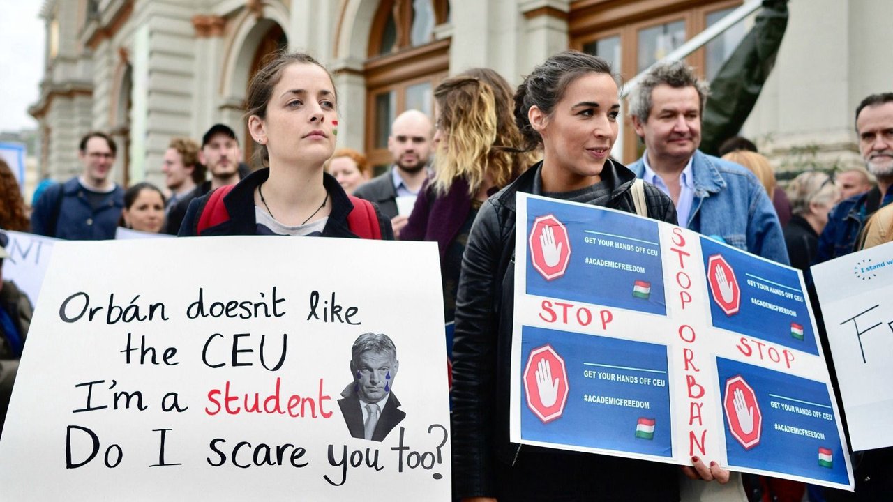 Budapesta: Mii de oameni au protestat în tăcere împotriva „legii transparenței”. Guvernul este acuzat că încearcă să reducă la tăcere societatea civilă