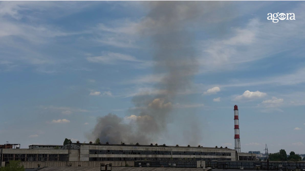 Incendiu în sectorul Buiucani: Arderea  a cuprins un transformator și s-a extins peste vegetație (UPDATE)


