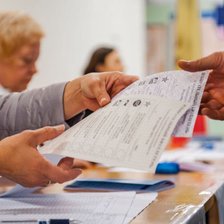 Parlamentare: Alegătorii pot depune cereri pentru declararea locului nou de ședere

