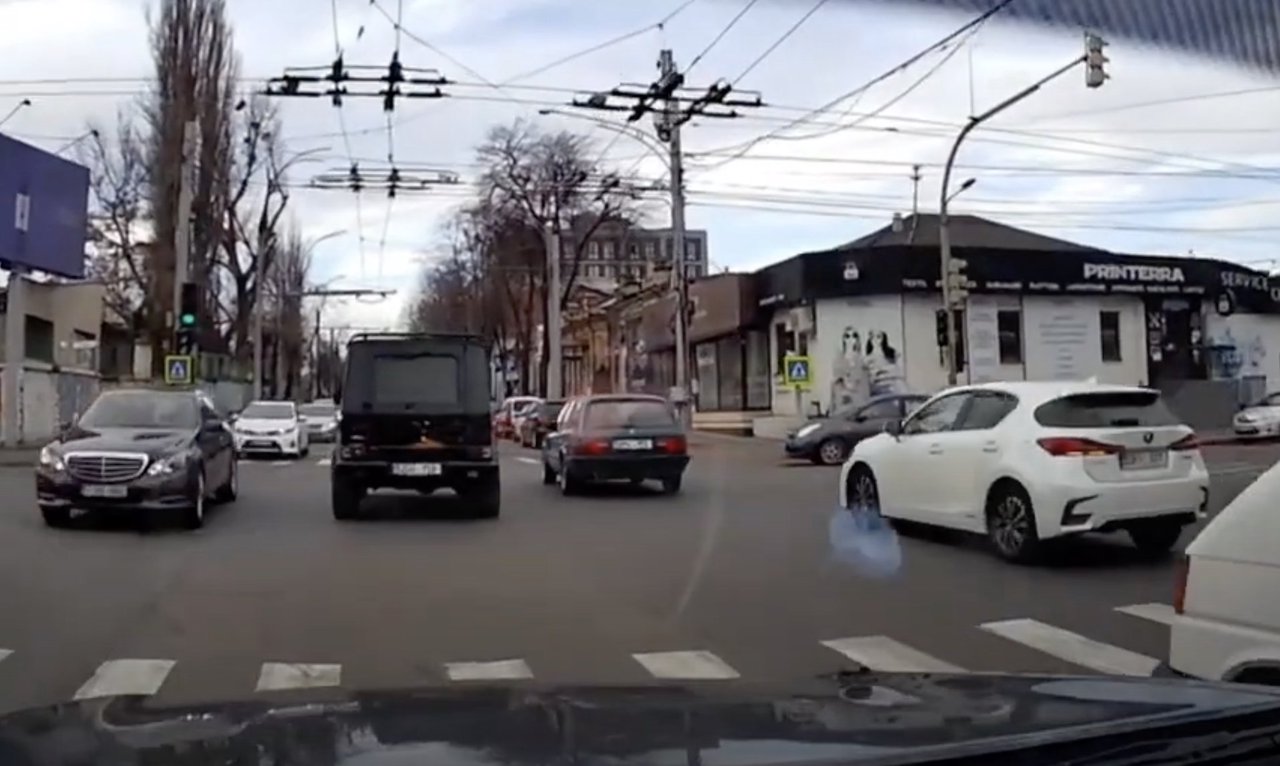Pe contrasens sau la roșu: Un tânăr de 19 ani riscă să rămână fără permis de conducere, până la un an, după ce ar fi încălcat legea (VIDEO)