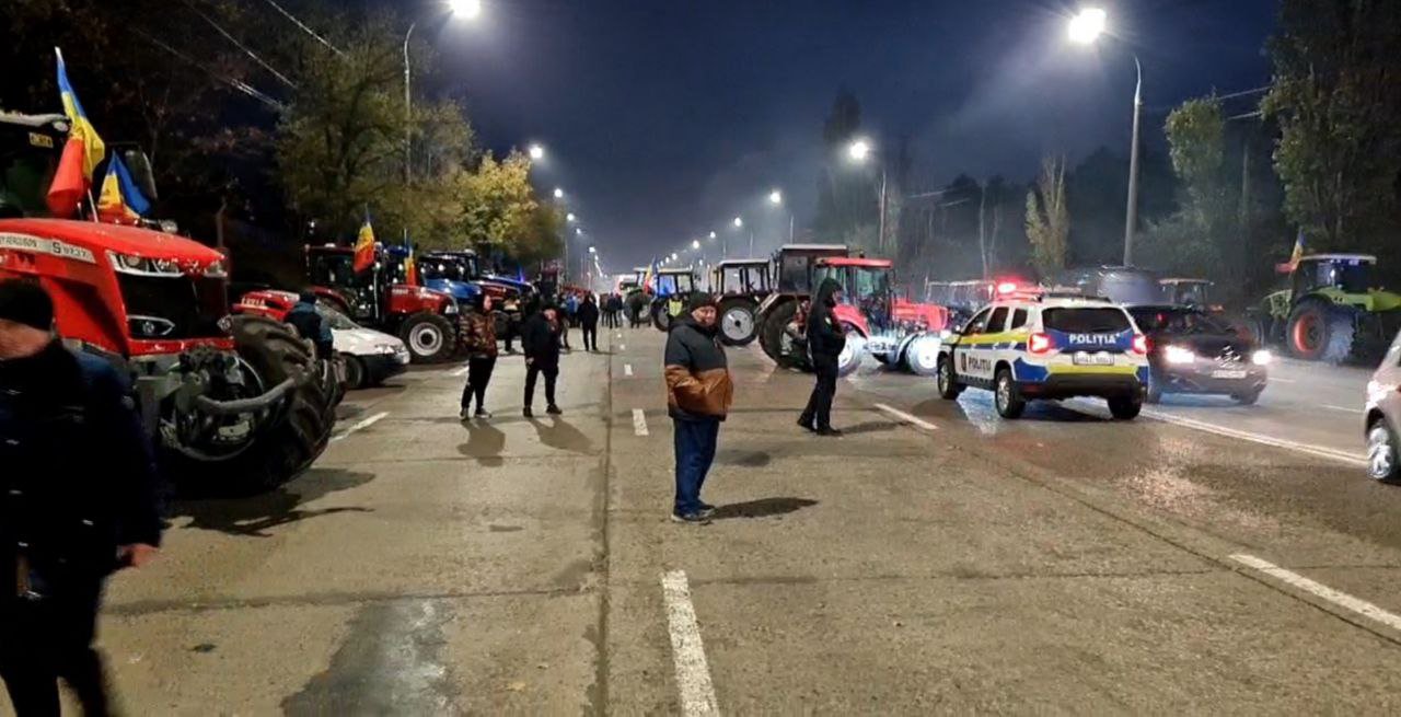 Șoseaua Hîncești, blocată de agricultori. Poliția: Fermierii au ignorat solicitările noastre. Ce spune Slusari 