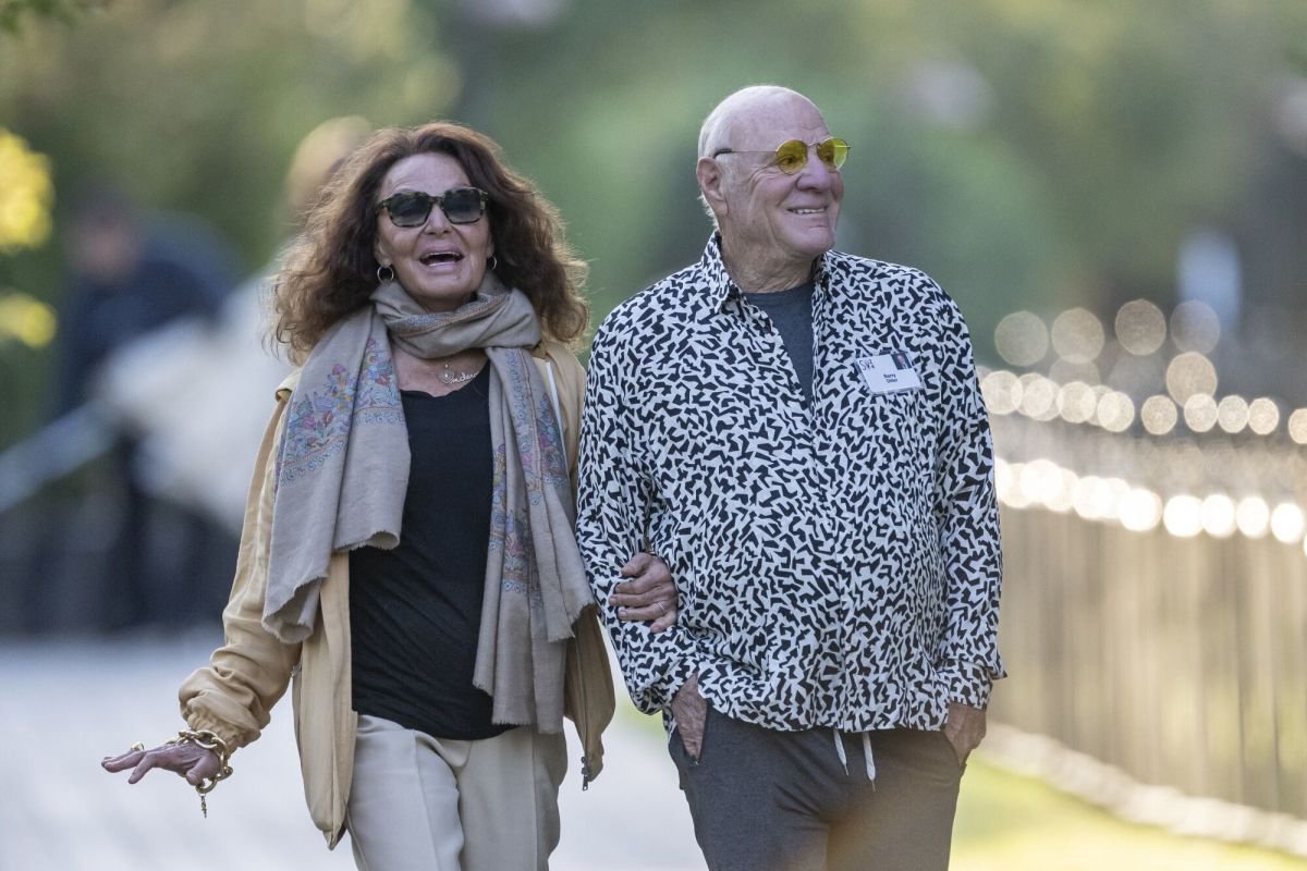 Barry Diller, mogulul Fox, vorbește deschis despre orientarea sa sexuală după 24 de ani de căsnicie cu Diane von Fürstenberg