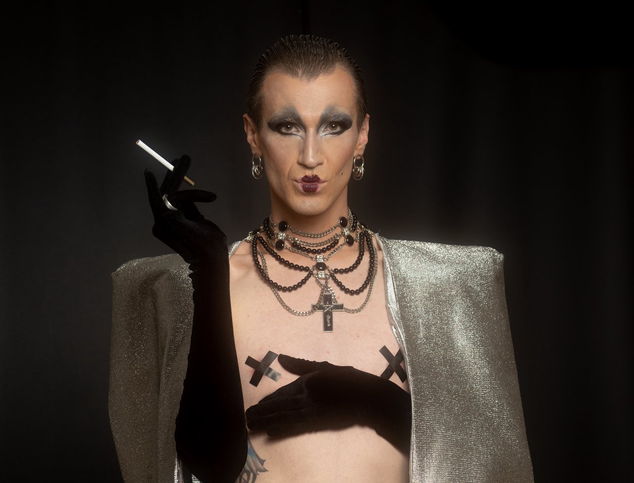 Drag(ă) Medea. Autorul Drag Show-urilor din Chișinău, despre performance, bula queer, religie și tocuri 