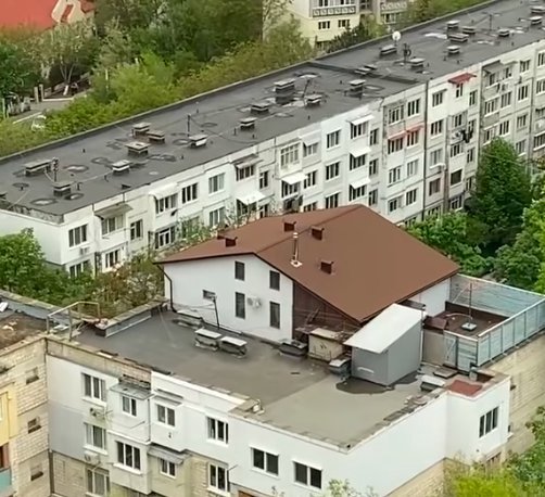 NO COMMENT: Pe acoperișul unei clădiri din Chișinău a apărut... o casă (VIDEO)