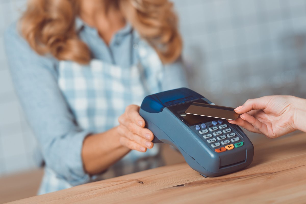 Agenții economici, obligați să instaleze terminale de plată fără numerar. În caz contrar, vor plăti amenzi de până la 15 mii de lei