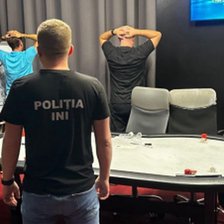 Poker ilegal cu mize de sute de mii de lei. Trei bărbați reținuți, fiind bănuiți de organizarea jocurilor de noroc (VIDEO)