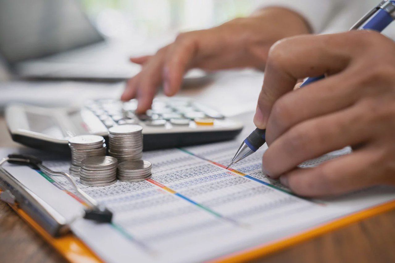 Recomandările FMI pentru România: TVA și accize mai mari, două cote de impozit pe venit și schimbări la contribuțiile sociale
