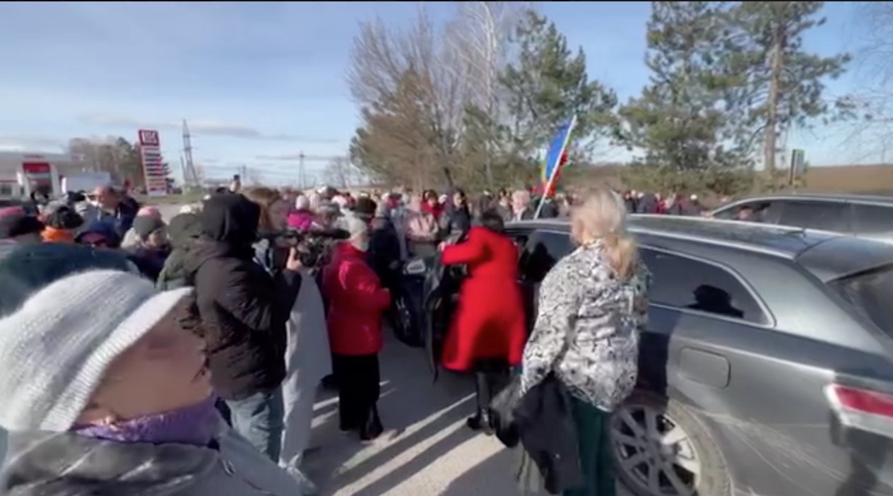 Treceri de pietoni blocate în mai multe orașe din țară: Partidul Șor organizează un flashmob cu zeci de oameni pe carosabil (VIDEO)
