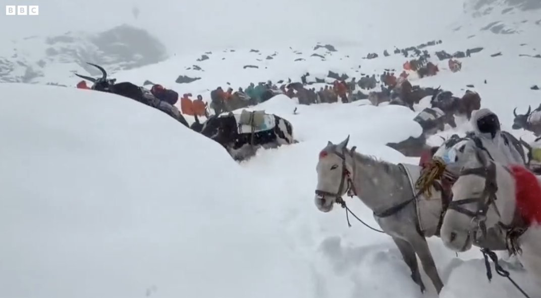 Intervenție pe Everest: Sute de persoane, blocate pe munte după ninsori abundente