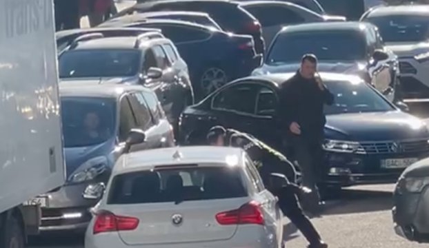Chișinău: Un polițist de patrulare, luat pe capota unei mașini: A fost escortat la IP Rîșcani (VIDEO)