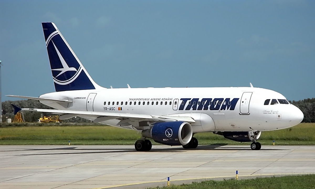 Un avion de pe cursa București - Chișinău ar fi fost lovit de un fulger. Aeronava a făcut cale întoarsă (UPDATE)