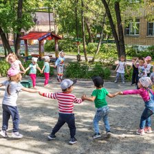 În R. Moldova sunt peste 494 de mii de minori. Copiii din mediul rural, supuși unui risc mai mare de sărăcie 