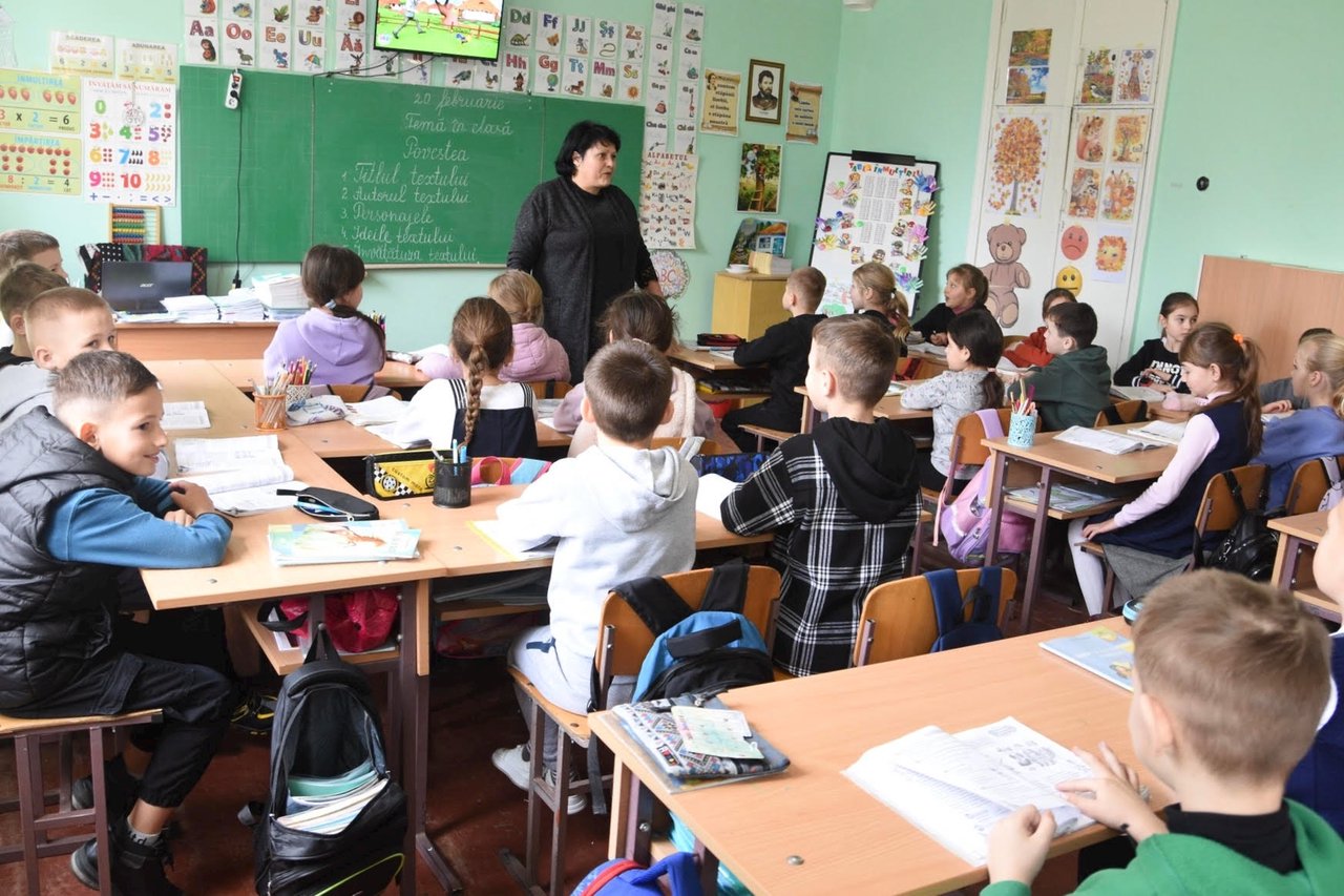 Metodologie nouă pentru cadrele didactice: Profesorii cu experiență de peste 10 ani vor fi recunoscuți oficial, fără cursuri suplimentare