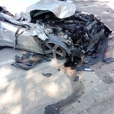 Edineț: O mașină s-a tamponat violent într-un tractor. Unul dintre șoferi a ajuns la spital (FOTO)