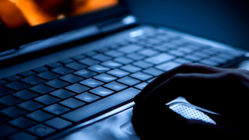 Ar fi convins două tinere la relații sexuale filmate. Un bărbat, care vindea conținutul video, a fost reținut