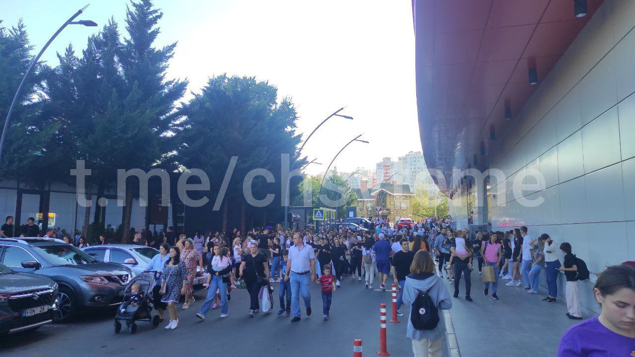 O nouă alertă cu bombă la un centru comercial din capitală. Toți vizitatorii au fost evacuați (VIDEO)