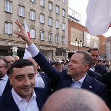 Valul naționalist prinde contur în Europa Centrală. Candidați pro-Trump în fruntea alegerilor din România și Polonia