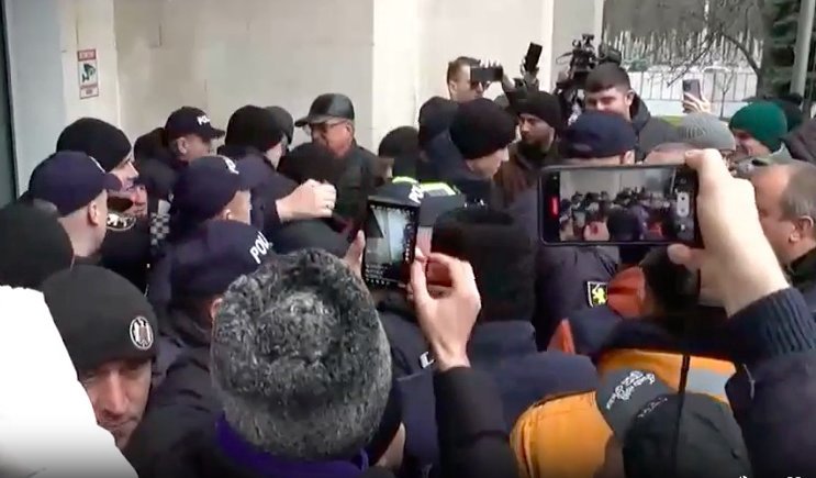 Îmbrânceli în fața Guvernului. Agricultorii au încercat să intre în instituție (VIDEO)