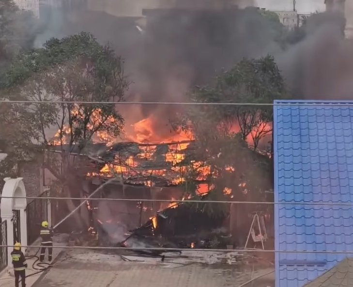Incendiu la un restaurant din Comrat. O terasă din lemn a fost distrusă aproape complet (VIDEO)
