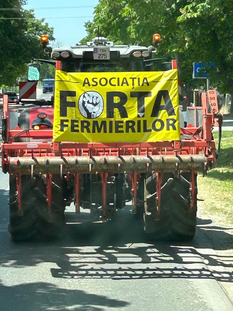 Tehnică agricolă, pe traseele de lângă frontieră. Agricultorii ieșiți la protest s-au întâlnit cu premierul Recean aflat în treacăt (VIDEO)