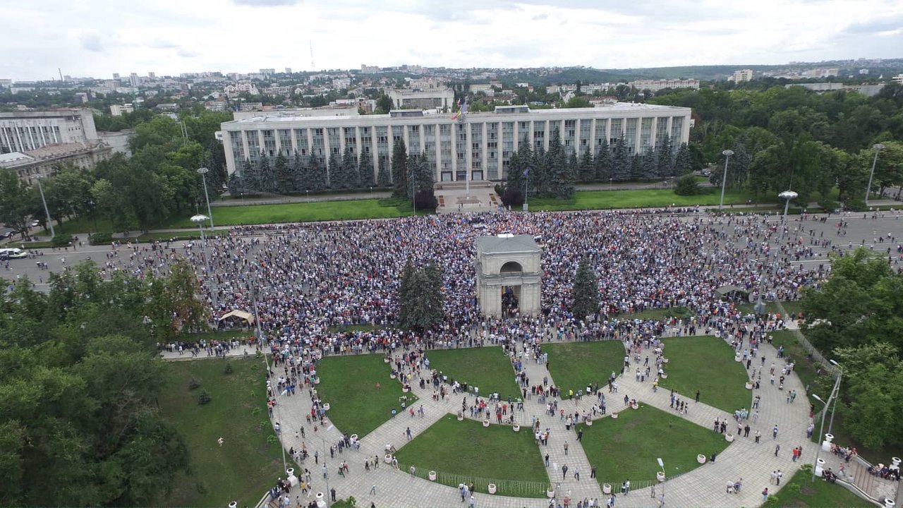 De la un milion de lei pentru drapele, la 5.000 de lei pentru un cor de 30 de persoane. Cheltuieli de la Adunarea Națională „Moldova Europeană” (DOC)