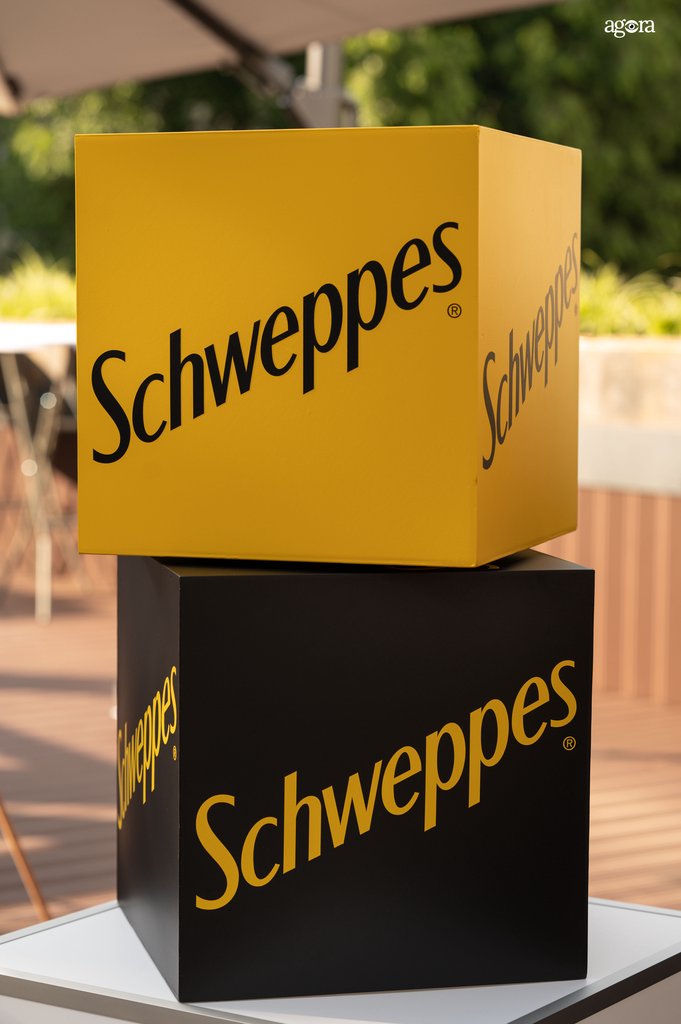 Energie, culoare și gustul efervescent al băturilor Schweppes - parte din evenimentul #ROOFOFFLINE Camera, Action