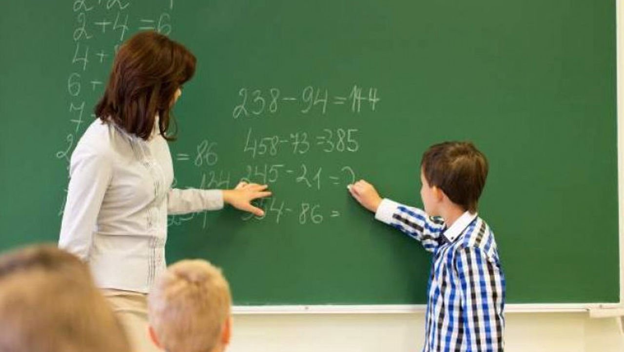 Absolvenții de pedagogie pot aplica la concursul național de repartizare în școli. Beneficiază de indemnizații, sprijin pentru chirie și mentorat profesional