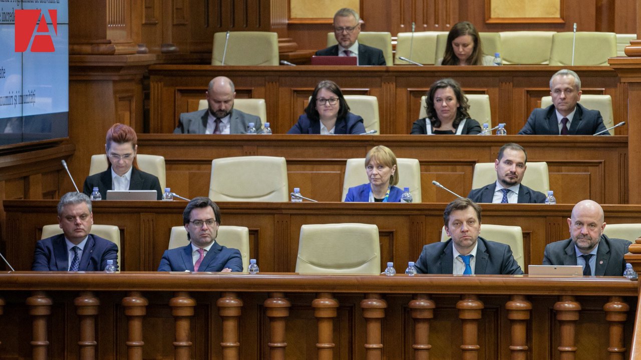 Noul Executiv a depus jurământul. Cine sunt noii și vechii membri ai cabinetului Recean. Țara trebuie să-și cunoască miniștrii! (VIDEO) 