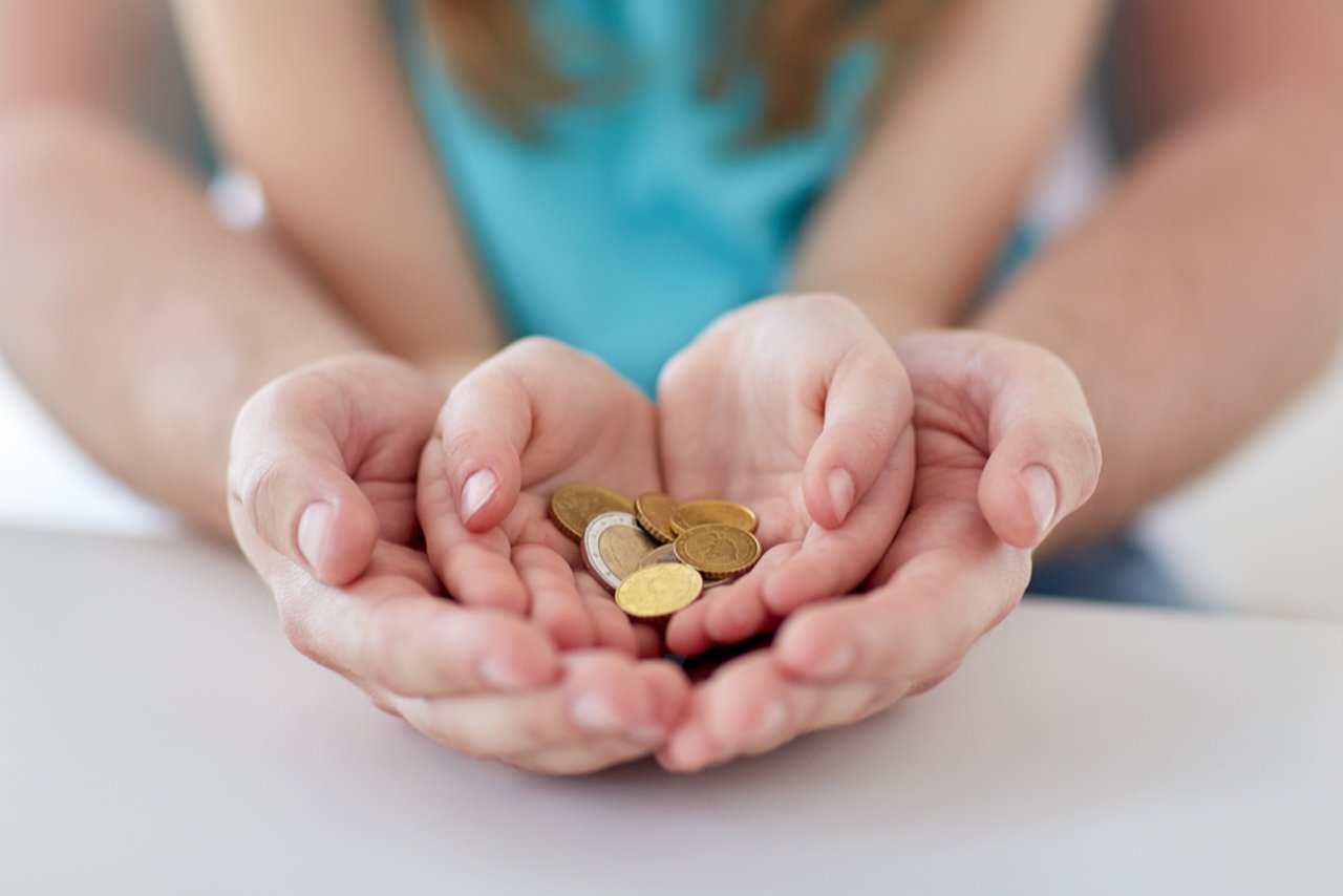 204 lei pentru ziua de naștere: Cresc indemnizațiile pentru 3.000 de copii rămași fără ocrotire părintească