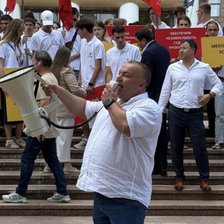 De la ședința Parlamentului, direct la protest. Deputații BCS, cu mai mulți susținători, protestează împotriva actualei guvernări (FOTO)