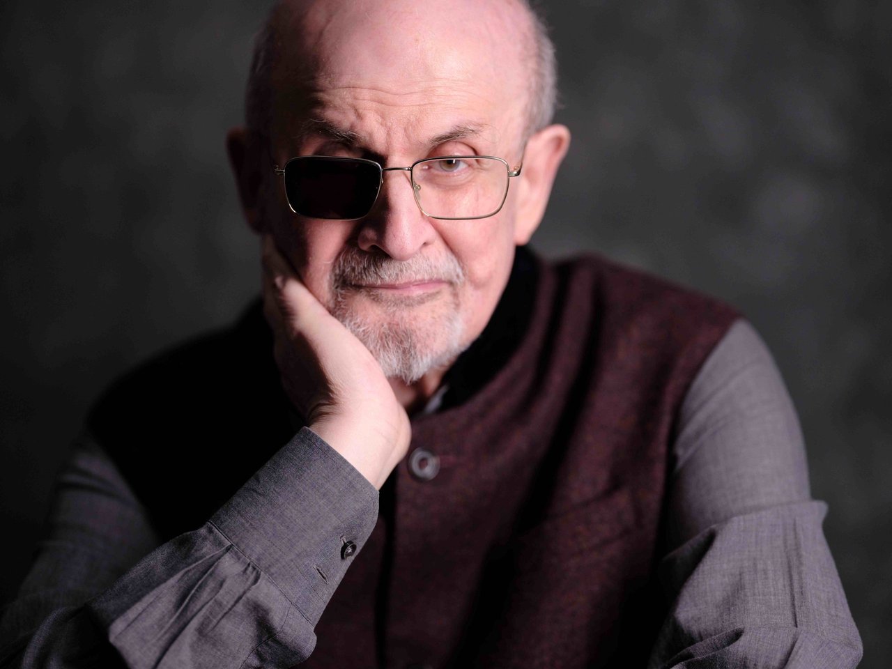 Atacatorul lui Salman Rushdie, condamnat la 25 de ani de închisoare pentru tentativă de omor


