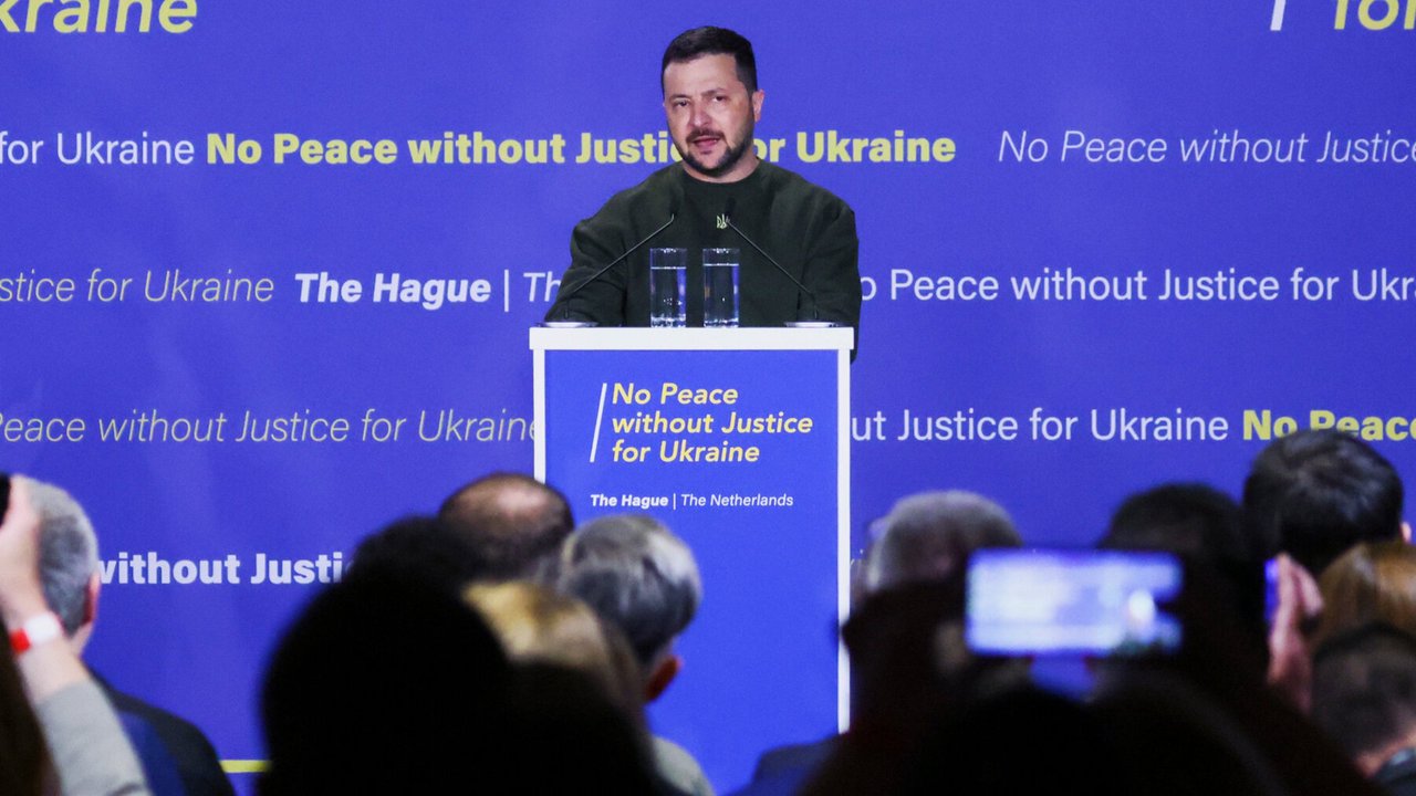 Zelenski, la Haga: Agresorul trebuie să simtă toată forța justiției. Liderul de la Kiev își dorește un tribunal special pentru autorii crimelor de război