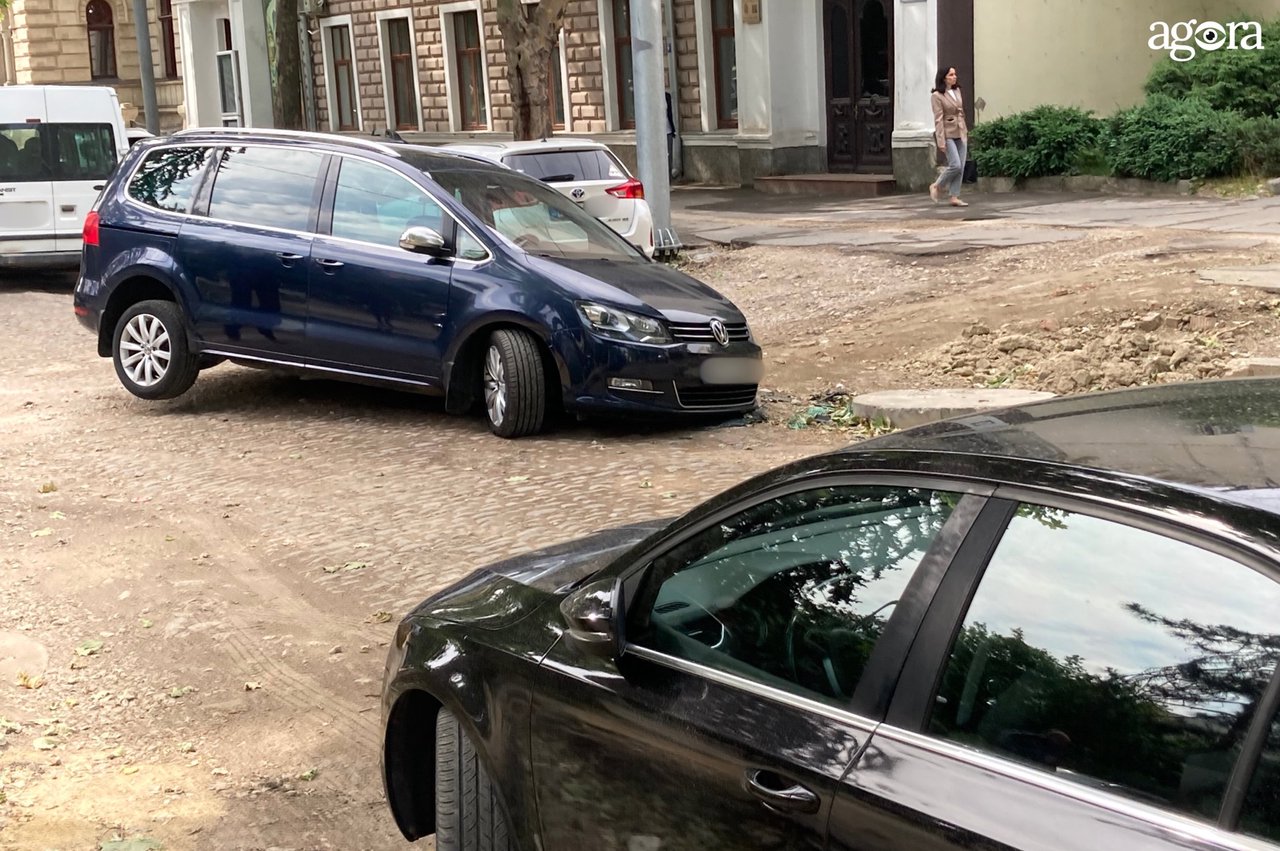 Șantierul cu pavaj vechi de pe str. 31 august, folosit de șoferi drept parcare. Ministerul Culturii: „Zona trebuie îngrădită” (FOTO/DOC)