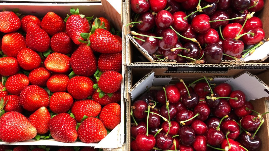 Cireșele și căpșunele, în vânzare la Piața Centrală. Cât costă primele fructe și cele mai consumate legume (FOTO)