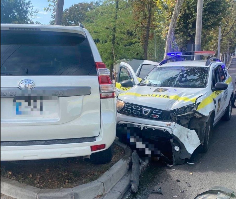 O mașină a Poliției, distrusă într-un accident rutier. Două persoane au fost traumate