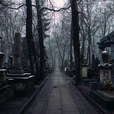 Au profanat șapte morminte fără succes, trei persoane condamnate la închisoare
