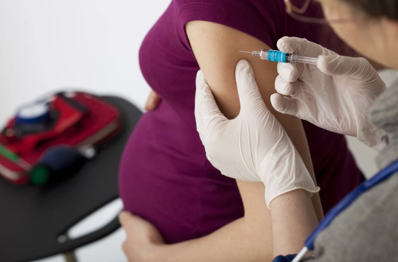 Femeile gravide, vulnerabile în fața infecției gripale.  Nicolae Furtună: Vaccinarea este recomandată în sarcină și alăptare (VIDEO)