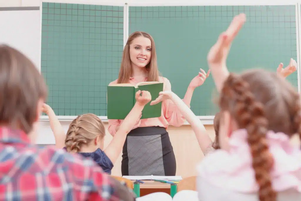Tinerii profesori ar putea primi o indemnizație de 200 de mii de lei, dacă vor activa conform repartizării