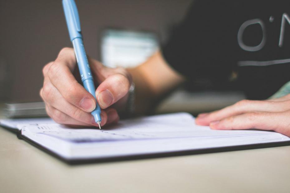 Testele pentru examenele naționale, vândute online? MEC a sesizat IGP 