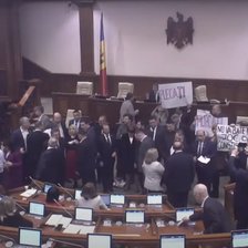 56 de „da” și o bătaie la tribuna Parlamentului: Limba moldovenească, la un pas să devină limba română în toate legile R. Moldova și în Constituție (FOTO/VIDEO)