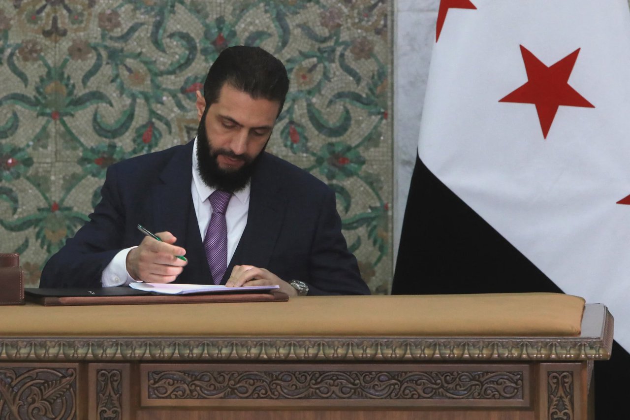 Siria adoptă o nouă Constituție temporară: Puteri extinse pentru președintele interimar și menținerea legii islamice

