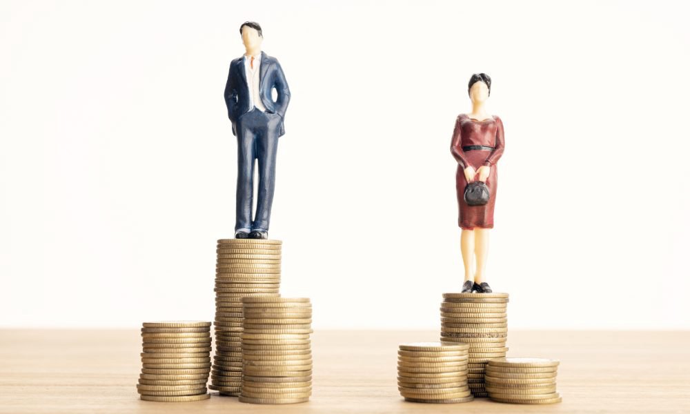 Analiză: Mai multe femei optează pentru studii superioare, dar ajung să aibă salarii mai mici decât bărbații