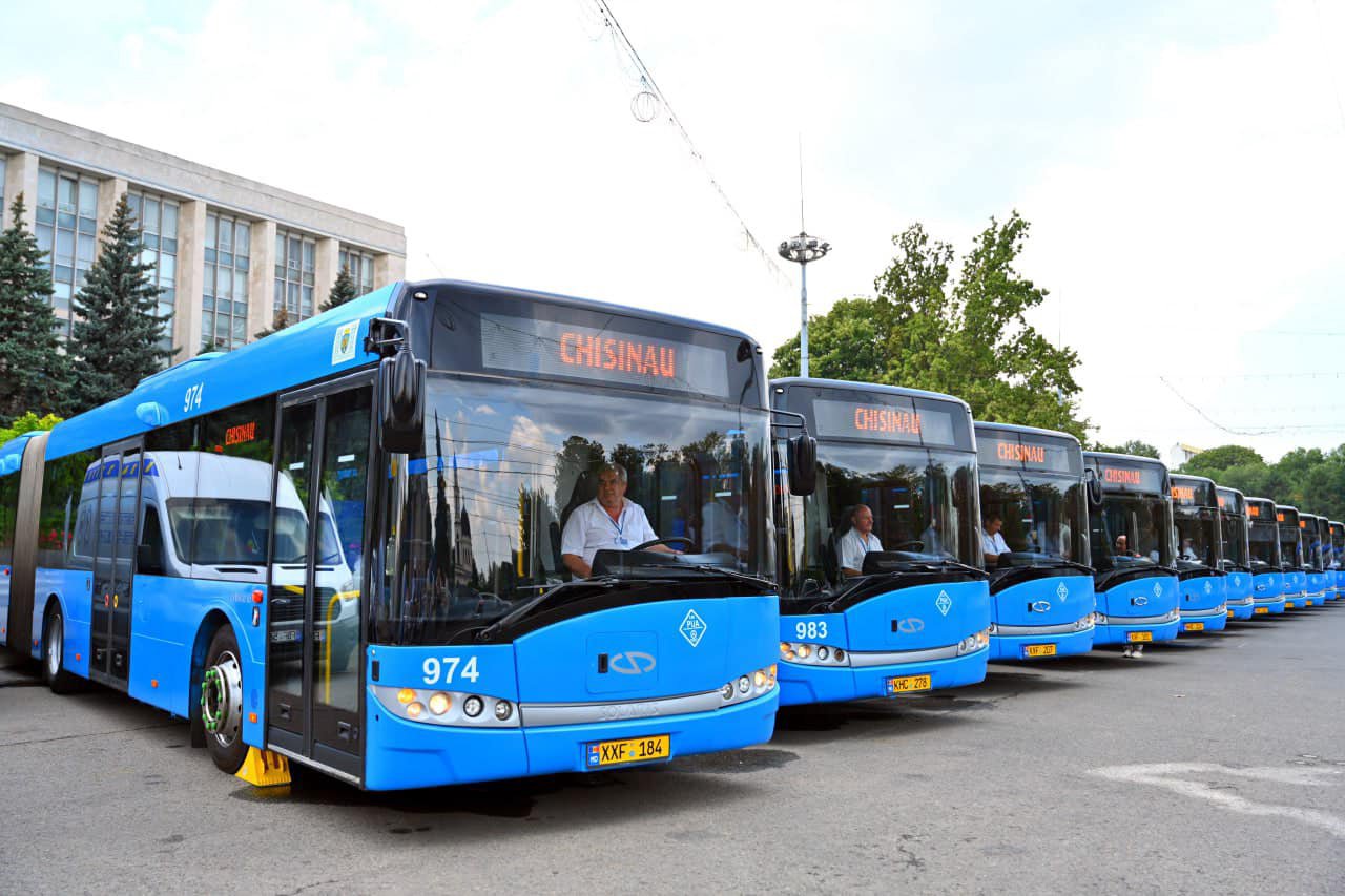 16 autobuze de mare capacitate, lansate pe străzile capitalei. Pe ce rute vor circula (VIDEO)
